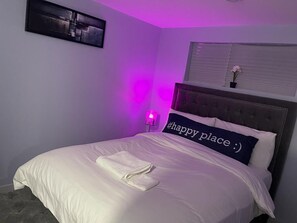 1 bedroom, desk, free WiFi, bed sheets - Modern, cozy and private suite basement in South West Edmonton (Edmonton)