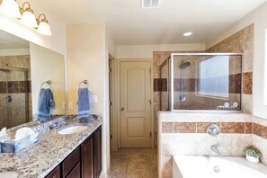 Shower, hair dryer, towels, soap - Spacious 4BR/3 Bath House with Beautiful Mountain Views front and back. (Las Cruces)