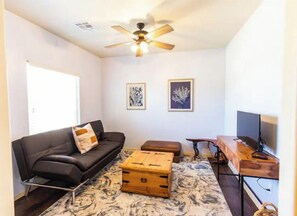 Smart TV - Spacious 4BR/3 Bath House with Beautiful Mountain Views front and back. (Las Cruces)