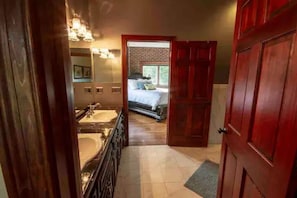 3 bedrooms, desk, iron/ironing board, WiFi