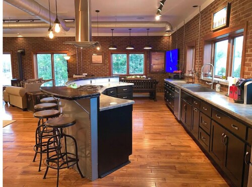 The Aviator’s Lounge, loft living in the NRG, private pool & hot tub