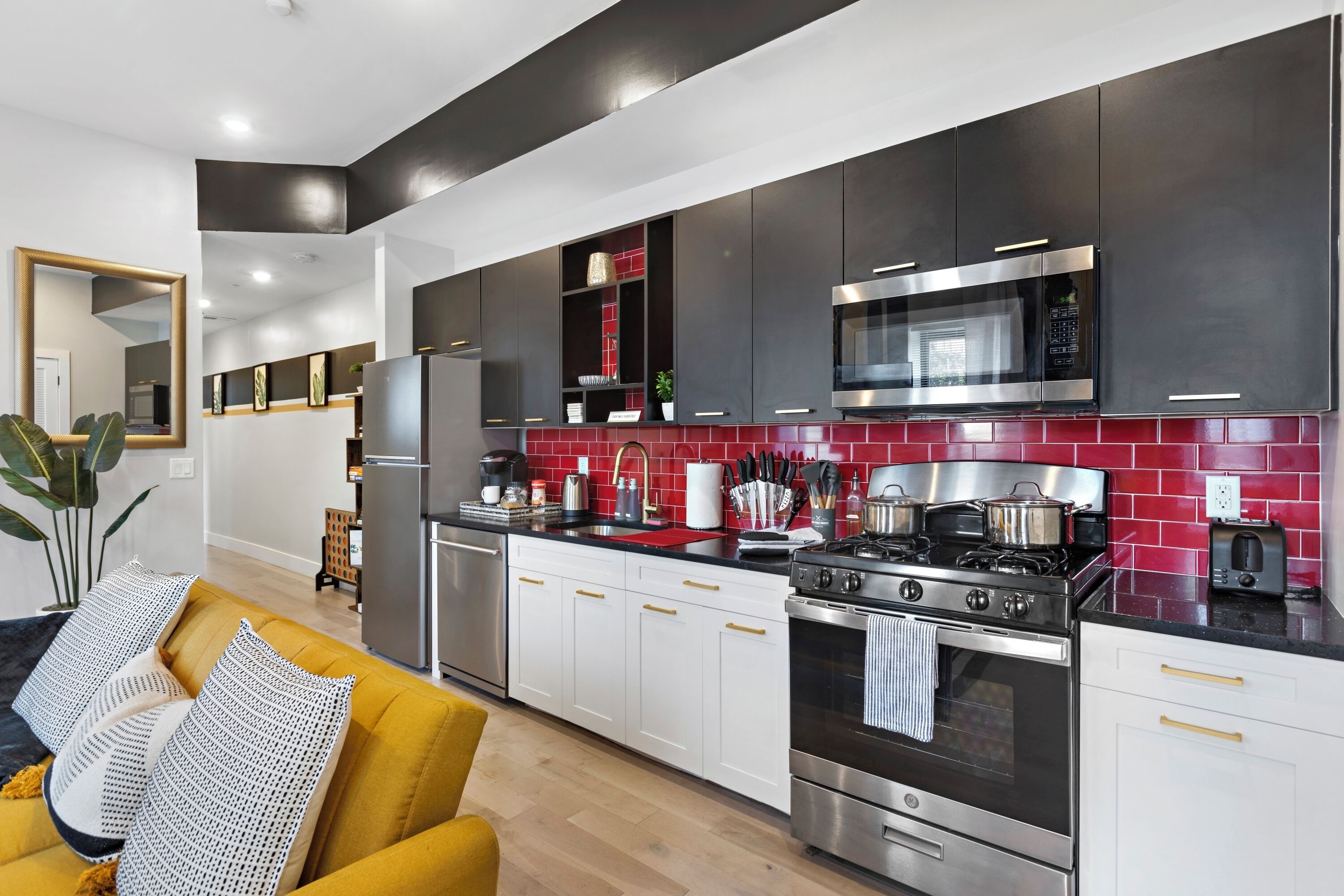 Frigorifero, microonde, forno, piano cottura