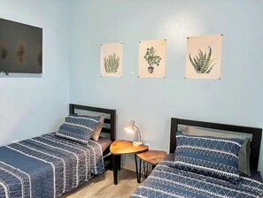 6 slaapkamers, een bureau, een strijkplank/strijkijzer, gratis wifi