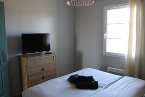 3 bedrooms, travel crib, free WiFi, bed sheets