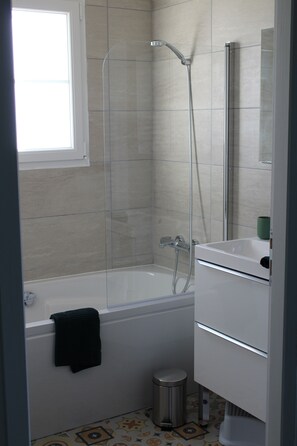 Baignoire, sèche-cheveux, serviettes fournies
