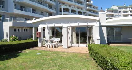 Maison en front de mer dans un domaine privé surplombant mer et montagnes