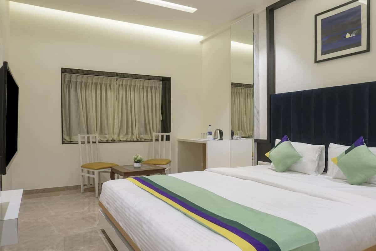 Deluxe Double Room | Desk, soundproofing, iron/ironing board