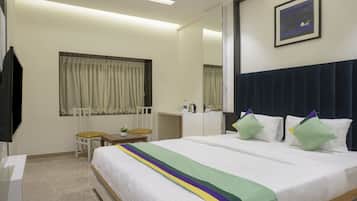 Deluxe Double Room | Desk, soundproofing, iron/ironing board