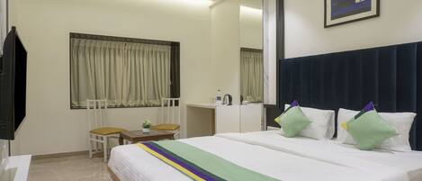 Deluxe Double Room | Desk, soundproofing, iron/ironing board