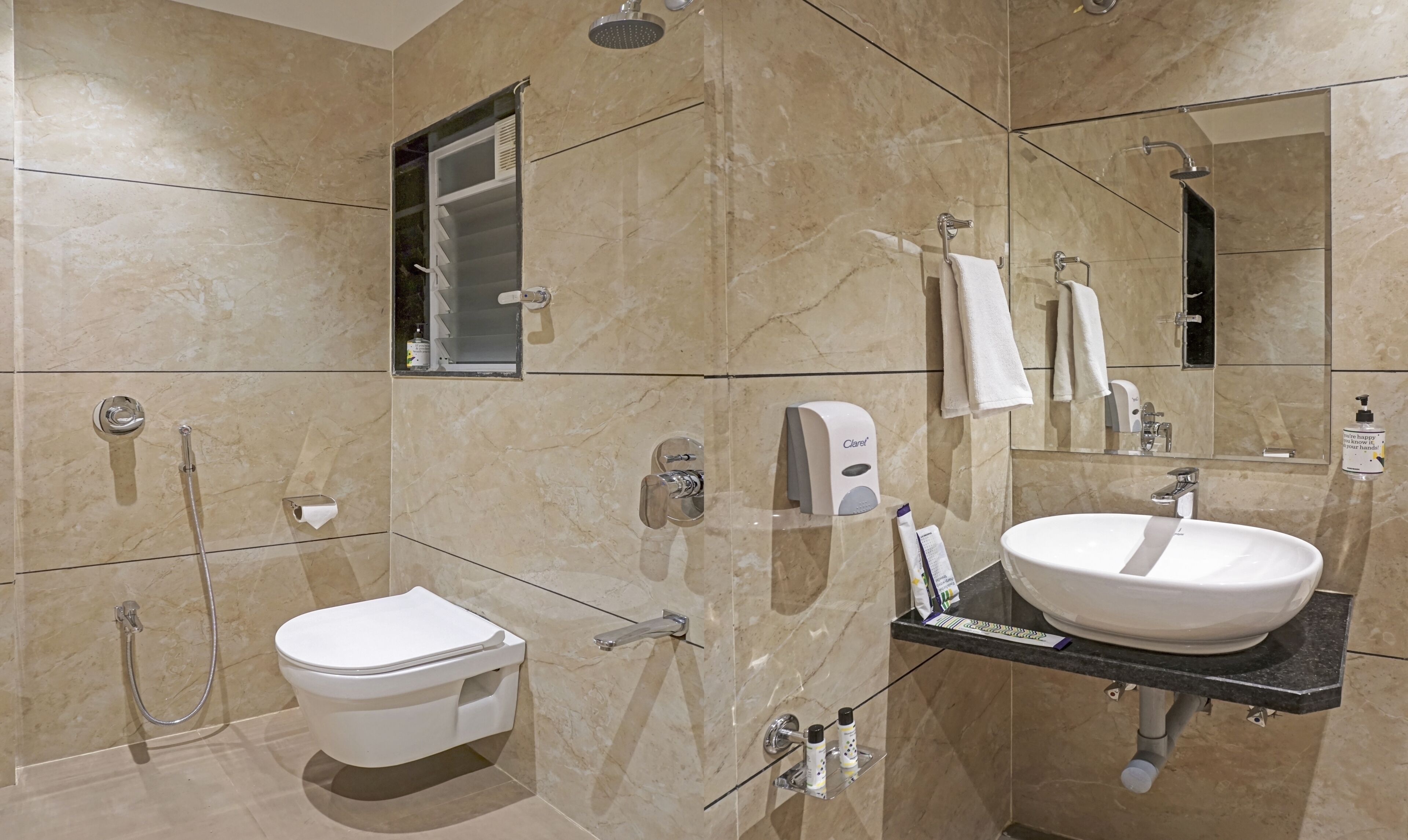 Habitación Deluxe doble | Baño | Artículos de higiene personal gratuitos, toallas, jabón y champú