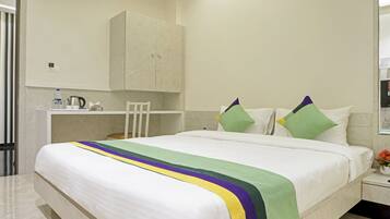 Deluxe Double Room | Desk, soundproofing, iron/ironing board