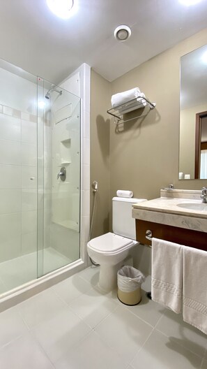 Deluxe Double Room | Bathroom | Shower, hair dryer, soap, shampoo - BCI- Flats Corporate Plaza By Anora Spaces (São Paulo)