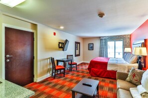 1 bedroom, desk, iron/ironing board, free WiFi - Studio Suite w/ Kitchenette @ Polynesian Hotel (Wisconsin Dells)