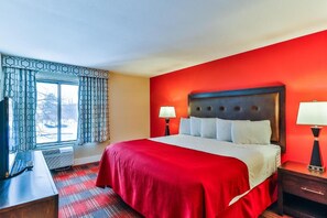 1 bedroom, desk, iron/ironing board, free WiFi - Studio Suite w/ Kitchenette @ Polynesian Hotel (Wisconsin Dells)