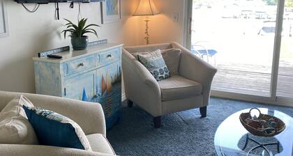 Riverfront Retreat! Walk to Downtown/Near Beaches!