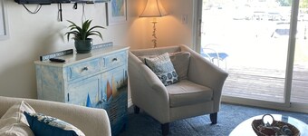 Riverfront Retreat! Walk to Downtown/Near Beaches!