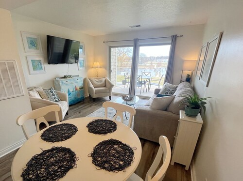 Riverfront Retreat! Walk to Downtown/Near Beaches!