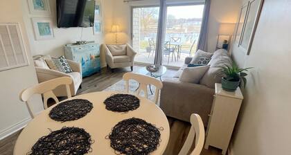 Riverfront Retreat! Walk to Downtown/Near Beaches!