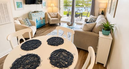 Riverfront Retreat! Walk to Downtown/Near Beaches!