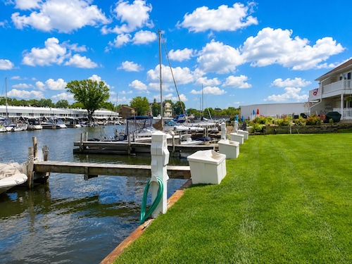 Riverfront Retreat! Walk to Downtown/Near Beaches!
