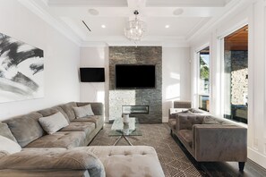Smart TV, fireplace - Welcome to the Bold and Modern! (Burnaby)