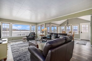 Smart TV, ping pong, books - 4 bedroom lakefront house on Pine Lake! Sunrise and Sunset views! (Plainwell)