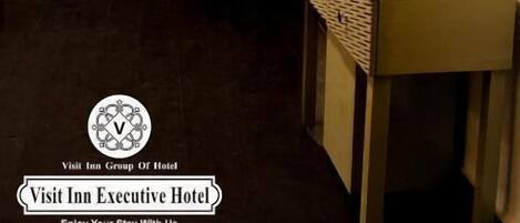 Habitación Deluxe doble | Tabla de planchar con plancha, wifi gratis, ropa de cama