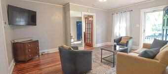 Cozy Cottage minutes to Downtown