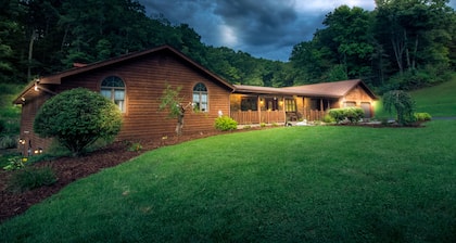 Peaceful 8 Bedroom 5 Bath w/patio bar-grill and swimming pond