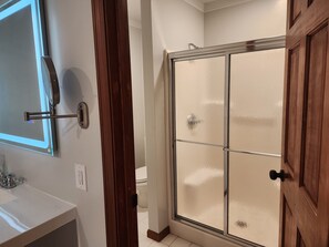 Duschwanne, Whirlpool, Haartrockner, Handtücher