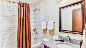 Douche, sĂšche-cheveux, serviettes fournies, savon