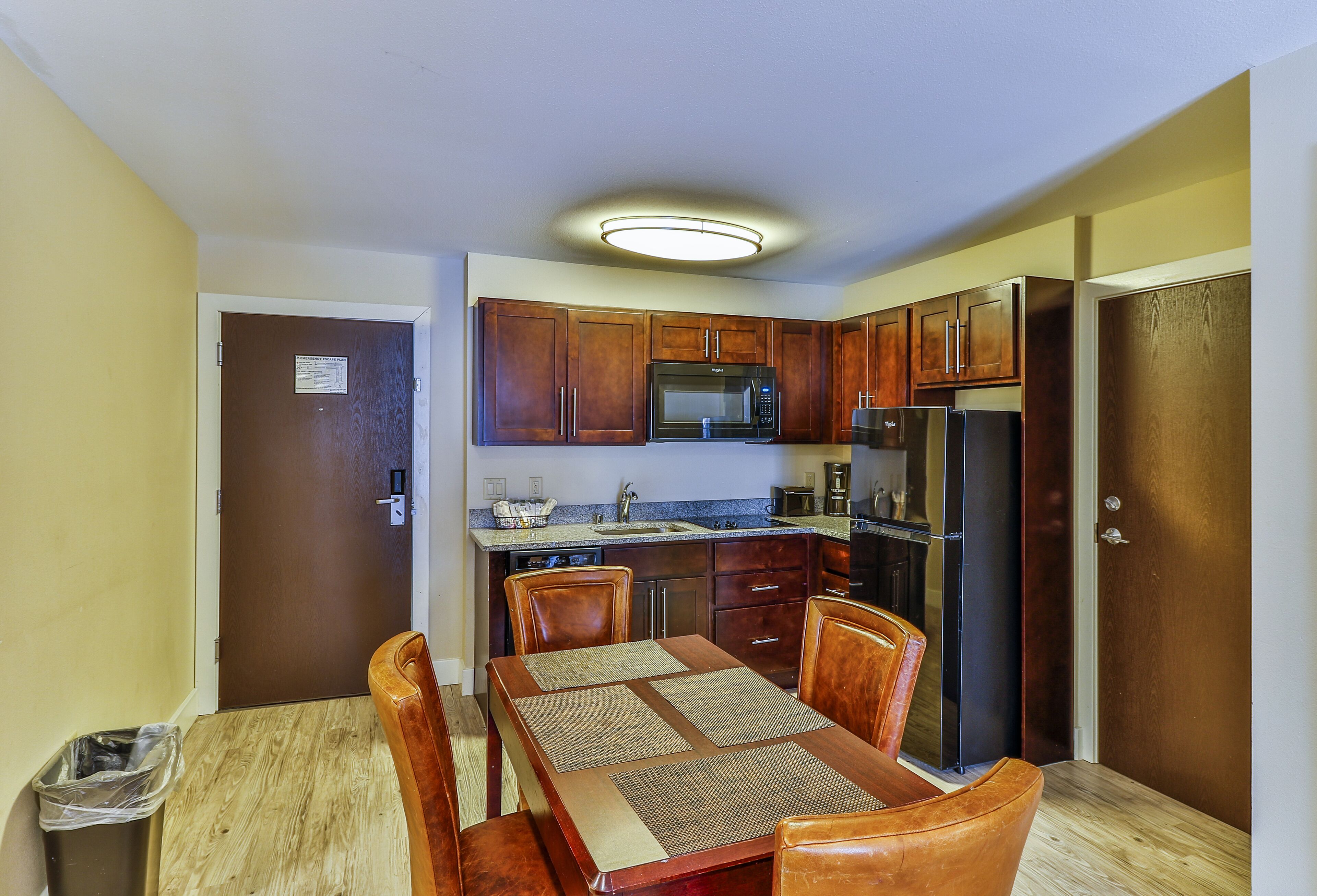 Frigorifero, microonde, piano cottura, lavastoviglie