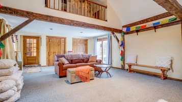 TV, fireplace, DVD player, books