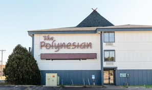 Exterior - Comfortable Hotel Room @ Polynesian Hotel (Wisconsin Dells)