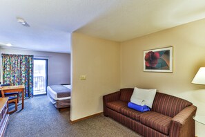 TV - Comfortable Hotel Room @ Polynesian Hotel (Wisconsin Dells)