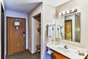 Shower, hair dryer, towels, soap - Comfortable Hotel Room @ Polynesian Hotel (Wisconsin Dells)