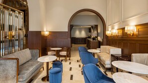 A spacious lobby with a high ceiling, elegant furniture, and a central archway leading to a kitchen area. - ICON Duplo Ribeira (Porto)