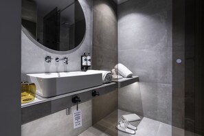 Double Room, City View (Custom) | Bathroom | Shower, hair dryer, towels, soap - ICON Duplo Ribeira (Porto)