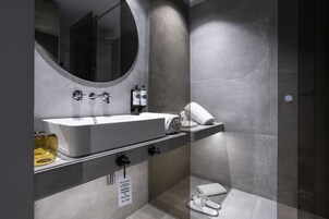 Quarto casal, vista para a cidade (Custom) | Banheiro | Chuveiro, secador de cabelo, toalhas de banho, sabonete
