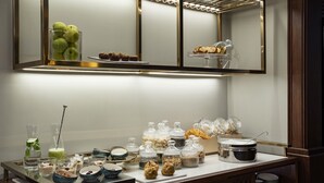 A breakfast buffet with various food items and containers. - ICON Duplo Ribeira (Porto)