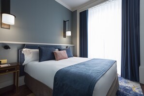 ميني بار وخزنة داخل الغرفة ومساحة عمل للكمبيوتر المحمول