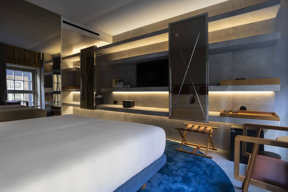 Minibar, in-room safe, laptop workspace, cribs (free)