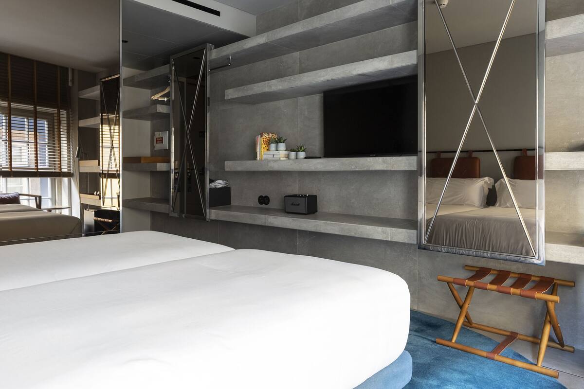 Minibar, in-room safe, laptop workspace, cribs (free)