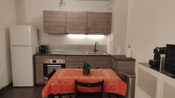 Een koelkast, een microgolfoven, een oven, een kookplaat