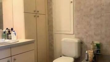 Ensemble douche/baignoire, sĂšche-cheveux, serviettes fournies, savon