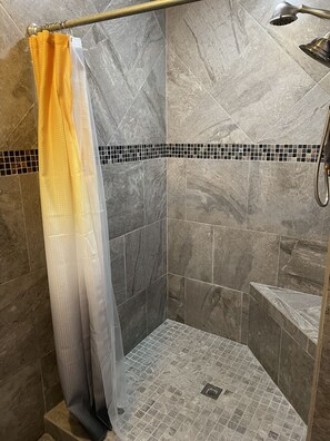 Ensemble douche/baignoire, sèche-cheveux, serviettes fournies, savon