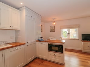 Fridge, dishwasher, electric kettle, cookware/dishes/utensils - Greenham Rise (Stoke-sub-Hamdon)