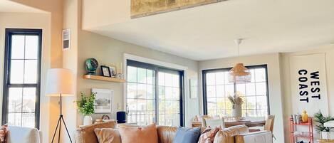 TV connectée, cheminée, table de tennis de table, livres