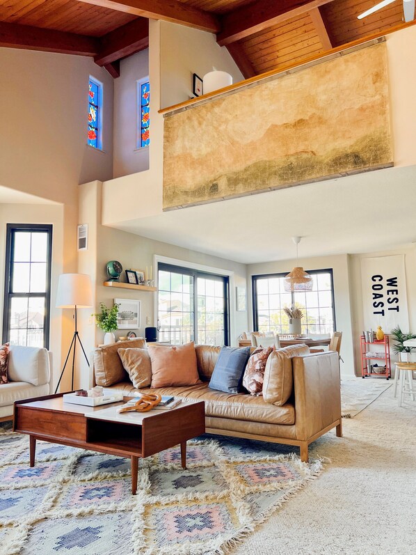 Smart TV, fireplace, ping pong, books