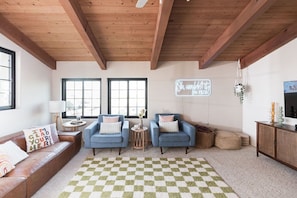 Smart TV, chimenea, mesa de ping pong, libros